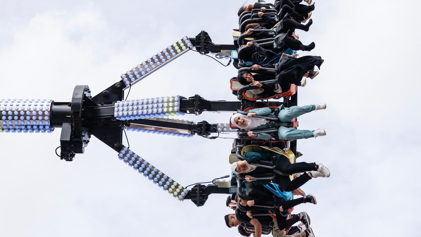 In London vergnügen sich vor allem junge Menschen beim zum Zuckerfest im Southall Park