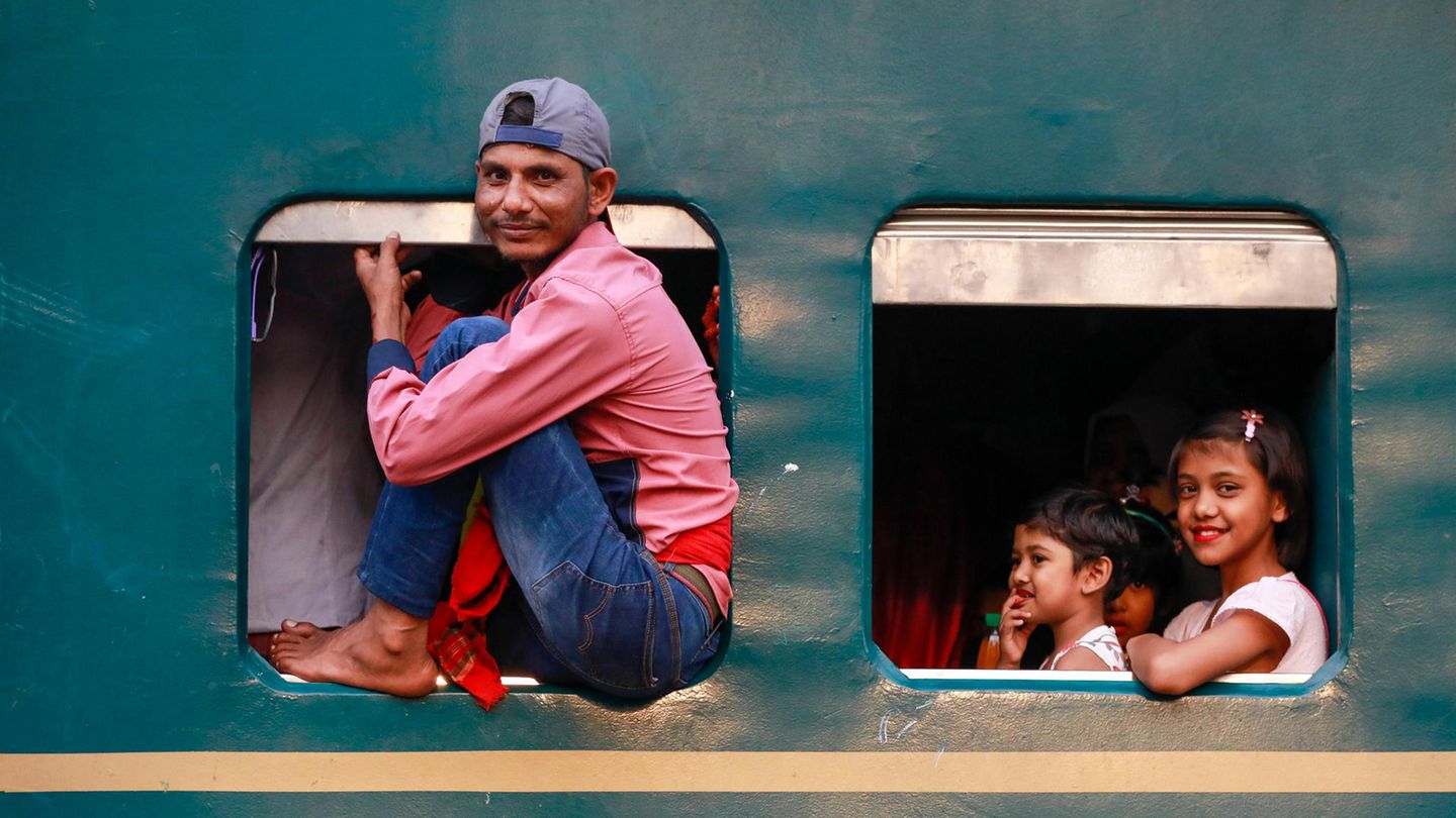 Ab nach Hause heißt es für diese Gläubigen in Gazipur, Bangladesh. Der Zug ist zwar überfüllt, aber diese drei haben – wenn auch unterschiedliche – Fensterplätze erwischt. Das Ende des Ramadan wollen sie im Kreise ihrer Familie feiern