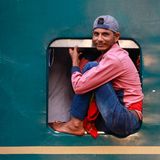 Ab nach Hause heißt es für diese Gläubigen in Gazipur, Bangladesh. Der Zug ist zwar überfüllt, aber diese drei haben – wenn auch unterschiedliche – Fensterplätze erwischt. Das Ende des Ramadan wollen sie im Kreise ihrer Familie feiern
