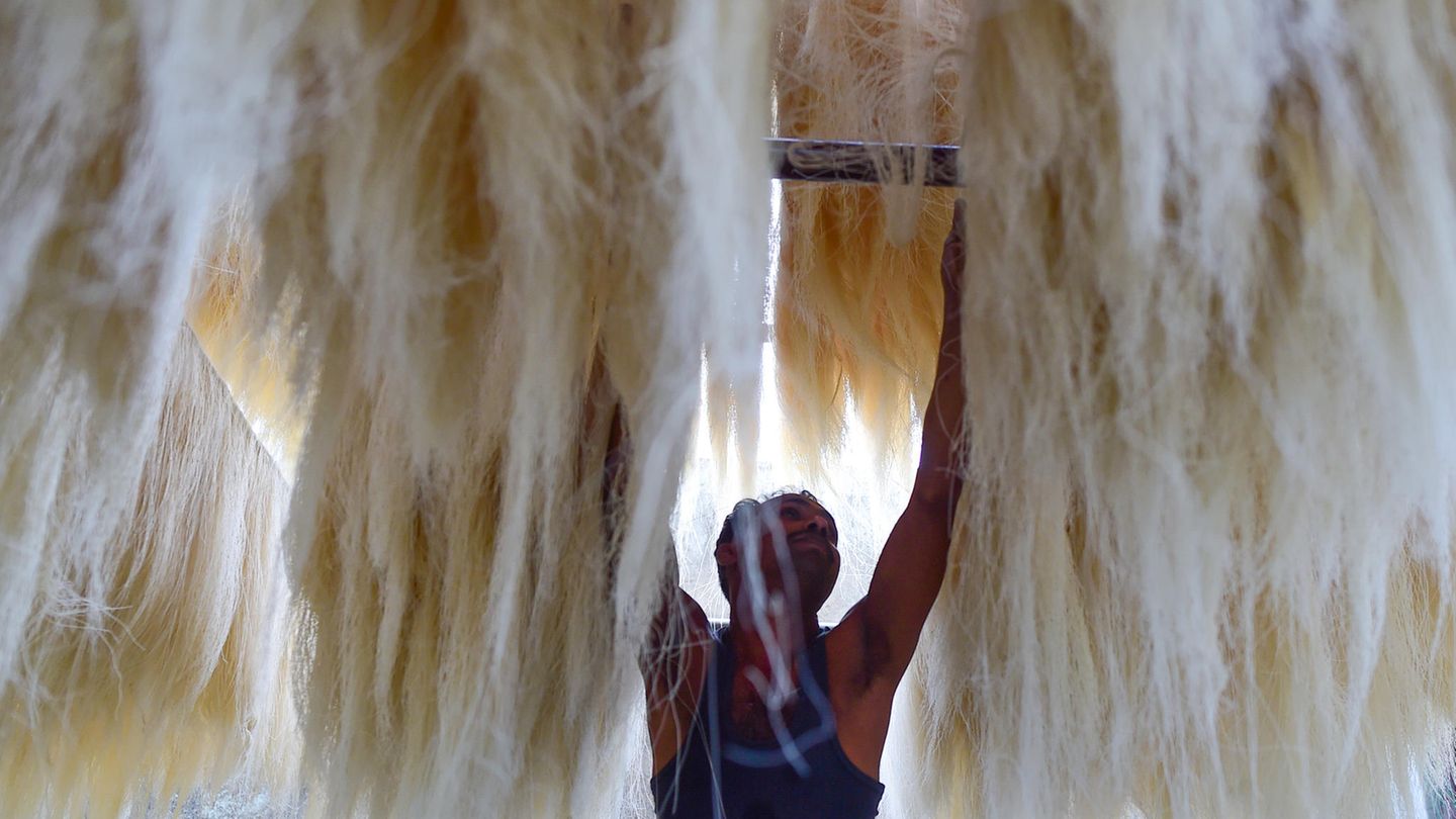 In Lucknow, Indien, bereitet dieser Mann traditionelle Süßigkeiten namens Vermicelli vor