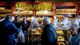 In einer mit "Eid Mubarak"-Ballons geschmückten Bäckerei in Rotterdam, Niederlande, laufen die Geschäfte offenbar bestens – kein Wunder, nachdem die Gläubigen einen Monat lang tagsüber nichts gegessen haben
