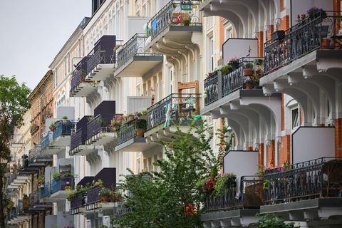 Die Mietpreisbremse gilt seit 2015 und begrenzt Mietpreissteigerungen bei Neuverträgen