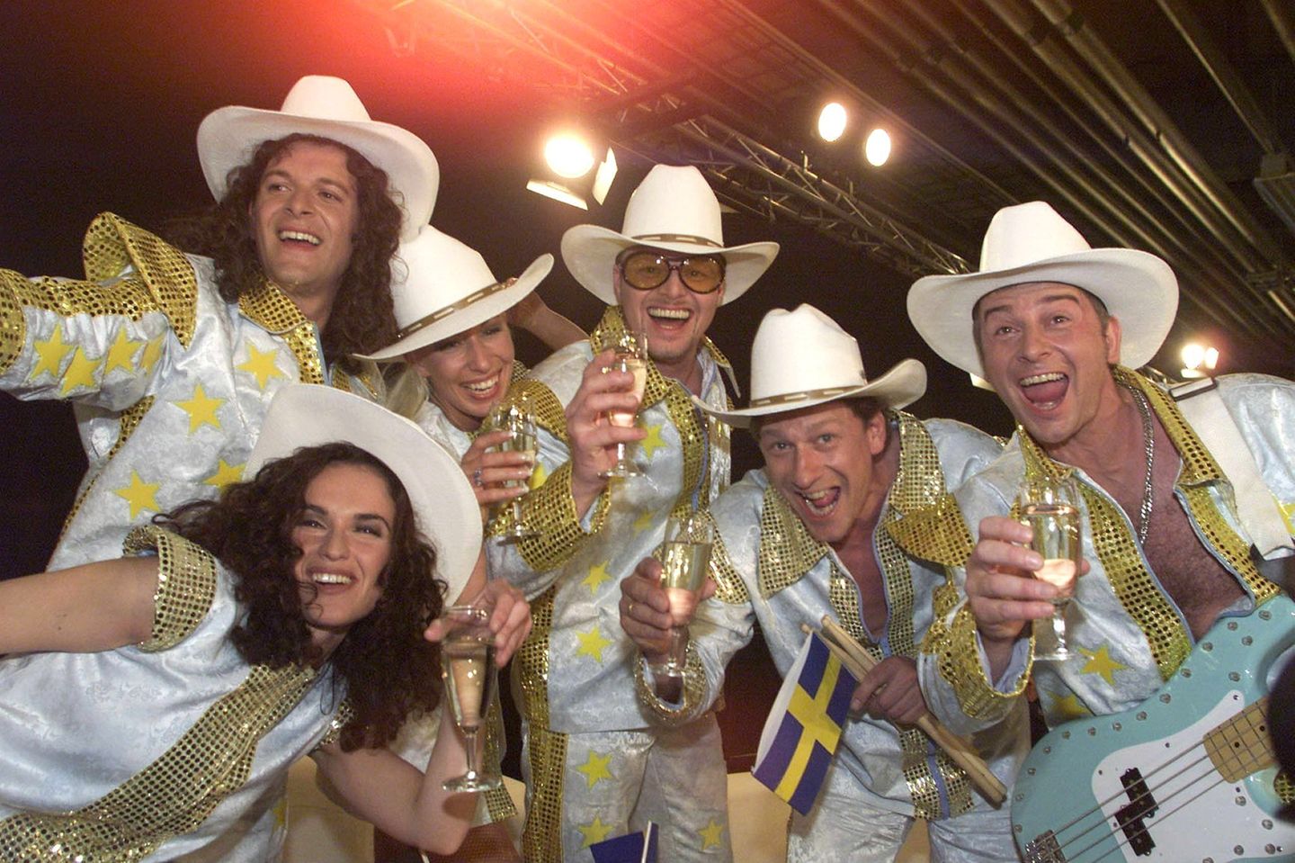 Im Jahr 2000 nahm Raab gleich selbst das Ruder in die Hand: Mit dem Disco-Song "Wadde hadde dudde da?" sicherte er sich im Vorentscheid 57 Prozent der Stimmen. Doch der Quatsch-Song mit Rap-Strophen und einer auf englisch gesungenen Bridge kam tatsächlich auch beim internationalen Publikum an. Der schrille Auftritt in Gold und Glitzer brachte ihm Platz 5 beim ESC ein. Ein riesiger Erfolg. Auf die alberne Songzeile sei Raab übrigens beim Gassigehen gekommen: Dort traf er auf eine Hundehalterin, die sich zu ihrem Tier runterbeugte und mit den Worten "Wadde hadde dudde da?" etwas Undefinierbares in dessen Maul begutachtete.