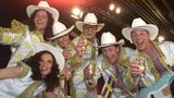 Im Jahr 2000 nahm Raab gleich selbst das Ruder in die Hand: Mit dem Disco-Song "Wadde hadde dudde da?" sicherte er sich im Vorentscheid 57 Prozent der Stimmen. Doch der Quatsch-Song mit Rap-Strophen und einer auf englisch gesungenen Bridge kam tatsächlich auch beim internationalen Publikum an. Der schrille Auftritt in Gold und Glitzer brachte ihm Platz 5 beim ESC ein. Ein riesiger Erfolg. Auf die alberne Songzeile sei Raab übrigens beim Gassigehen gekommen: Dort traf er auf eine Hundehalterin, die sich zu ihrem Tier runterbeugte und mit den Worten "Wadde hadde dudde da?" etwas Undefinierbares in dessen Maul begutachtete.