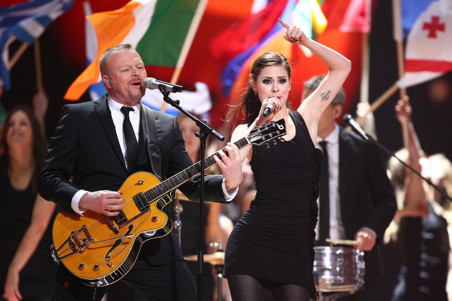 Seine ESC-Erfolge: Raabs Triumph gipfelte im ESC in Deutschland: Bei der Großveranstaltung 2011 in Düsseldorf stand er nicht nur gemeinsam mit Vorjahressiegerin Lena Meyer-Landrut auf der Bühne, sondern moderierte das Spektakel auch gemeinsam mit Anke Engelke und Judith Rakers. Durch Lenas Sieg hatte er Narrenfreiheit, bestimmte im Vorfeld kurzerhand, dass sie erneut antreten würde und ließ das Publikum in "Unser Song für Deutschland" lediglich über den Titel abstimmen. "Taken by a Stranger" schaffte es immerhin auf Platz 10. Raabs Triumph gipfelte im ESC in Deutschland: Bei der Großveranstaltung 2011 in Düsseldorf stand er nicht nur gemeinsam mit Vorjahressiegerin Lena Meyer-Landrut auf der Bühne, sondern moderierte das Spektakel auch gemeinsam mit Anke Engelke und Judith Rakers. Durch Lenas Sieg hatte er Narrenfreiheit, bestimmte im Vorfeld kurzerhand, dass sie erneut antreten würde und ließ das Publikum in "Unser Song für Deutschland" lediglich über den Titel abstimmen. "Taken by a Stranger" schaffte es immerhin auf Platz 10.