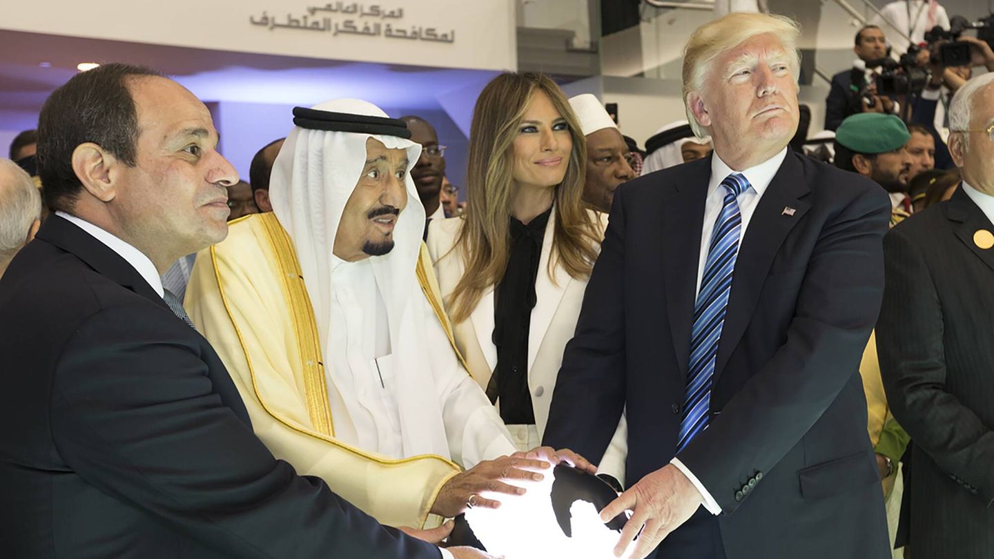 Der ägyptische Präsident, der suadi arabische König Donald Trump und Melania in Saudi Arabien 2017