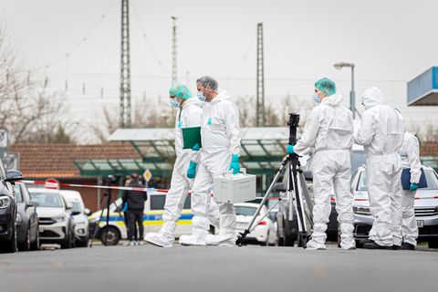 In Nienburg macht die Spurensicherung nach einem tödlichen Polizeieinsatz ihre Arbeit