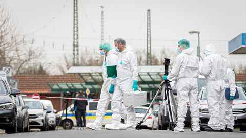 In Nienburg macht die Spurensicherung nach einem tödlichen Polizeieinsatz ihre Arbeit