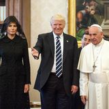 Donald Trump steht lächelnd neben Papst Franziskus. Der Papst scheint nicht sehr erfreut zu sein.