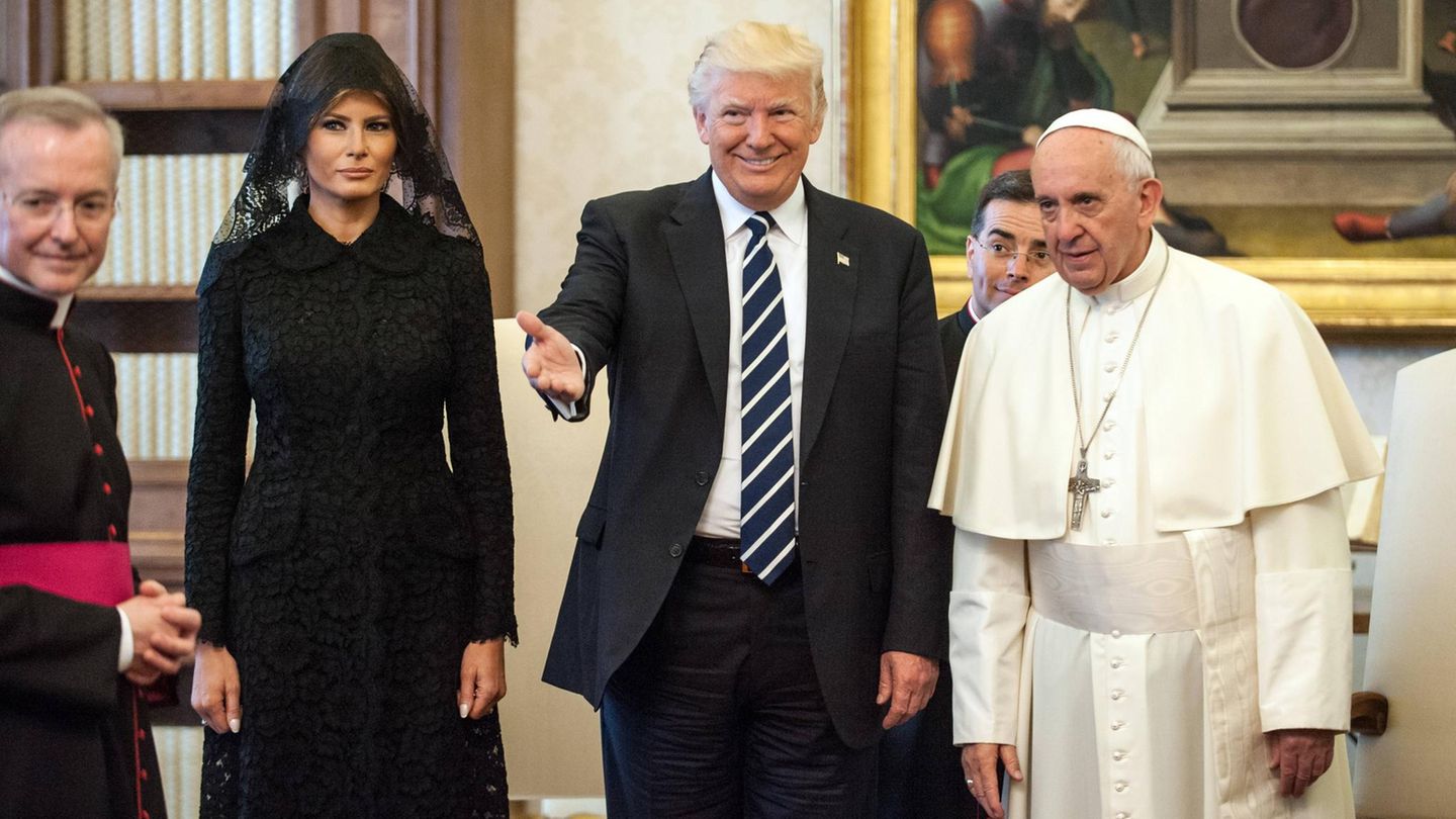 Vatikanbesuch: Ein unglücklicher Gastgeber Donald Trump steht lächelnd neben Papst Franziskus. Der Papst scheint nicht sehr erfreut zu sein.