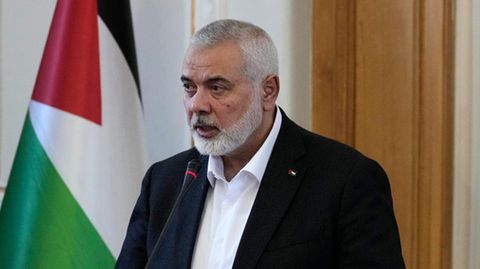 Hamas-Chef Ismail Hanija bei einer Pressekonferenz im Iran