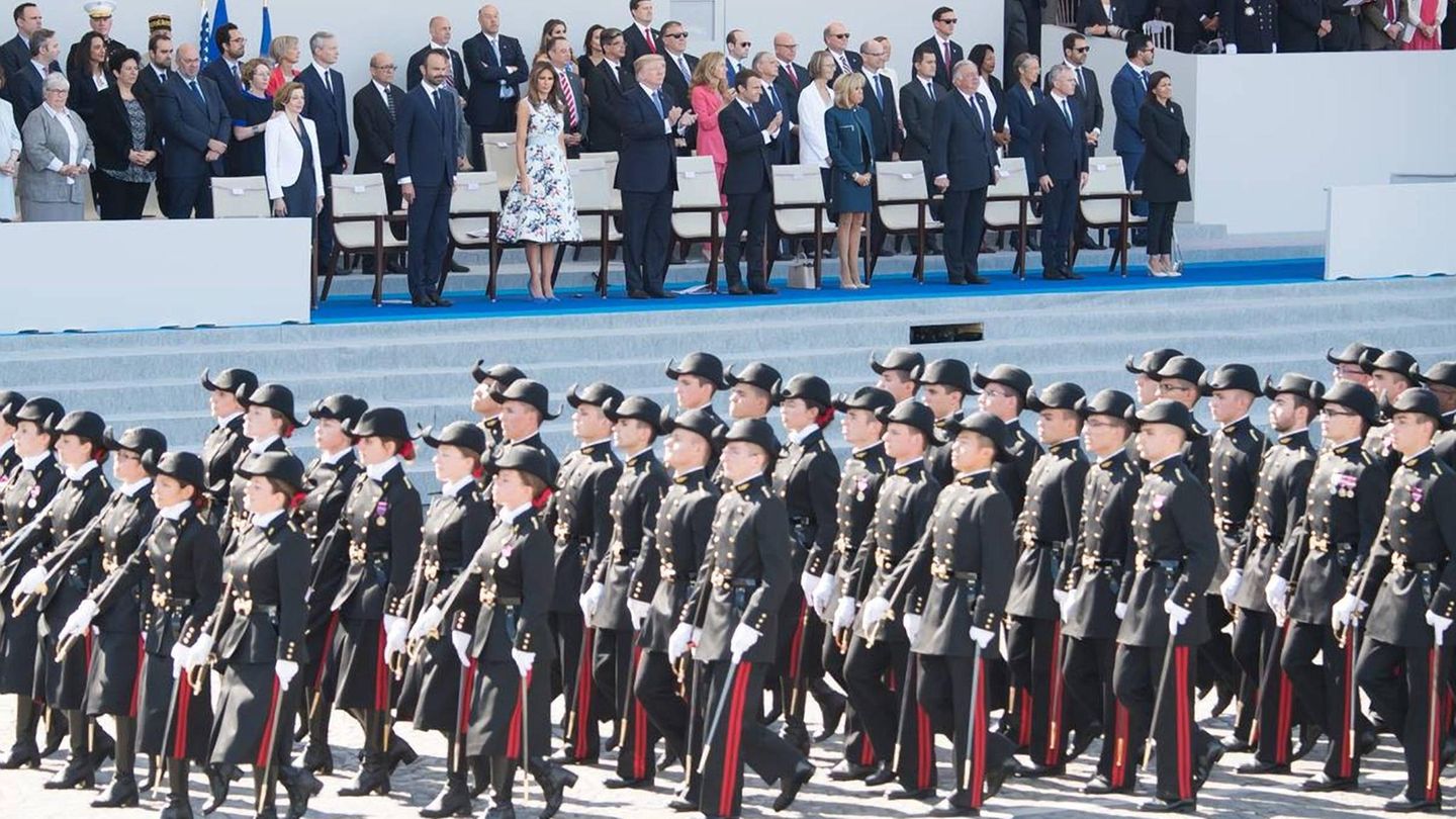 Donald Trump und Emmanuel Macron klatschen für eine Militärparade