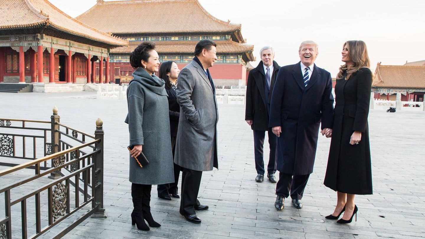 8. bis 10. November 2017: In seinem Wahlkampf machte Trump klar: China ist der Staatsfeind Nummer 1 und verantwortlich für den angeblichen ökonomischen Untergang der USA. Nachdem Trump in China landete, bekam er von Staatspräsident Xi Jinping eine persönliche Tour durch die verbotene Stadt in Peking. Dies schien das chinesisch-amerikanische Verhältnis vorerst zu besänftigen. So sagte Trump den Reportern, dass er sich mit Xi blendend verstehe und dass er China gar keinen Vorwurf über die Handelsdifferenzen mache. Er könne es China ja nicht verübeln, dass sie die USA zum Vorteil der eigenen Bürger ausnutzen. Lange hielt diese Versöhnung allerdings nicht. Bereits wenige Monate später rief Trump einen Handelskrieg gegen China aus. Er verhängte Strafzölle und Handelsbarrieren, um das Handelsdefizit gegenüber China zu verkleinern.