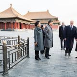 8. bis 10. November 2017: In seinem Wahlkampf machte Trump klar: China ist der Staatsfeind Nummer 1 und verantwortlich für den angeblichen ökonomischen Untergang der USA. Nachdem Trump in China landete, bekam er von Staatspräsident Xi Jinping eine persönliche Tour durch die verbotene Stadt in Peking. Dies schien das chinesisch-amerikanische Verhältnis vorerst zu besänftigen. So sagte Trump den Reportern, dass er sich mit Xi blendend verstehe und dass er China gar keinen Vorwurf über die Handelsdifferenzen mache. Er könne es China ja nicht verübeln, dass sie die USA zum Vorteil der eigenen Bürger ausnutzen. Lange hielt diese Versöhnung allerdings nicht. Bereits wenige Monate später rief Trump einen Handelskrieg gegen China aus. Er verhängte Strafzölle und Handelsbarrieren, um das Handelsdefizit gegenüber China zu verkleinern.