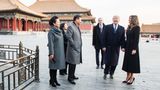 8. bis 10. November 2017: In seinem Wahlkampf machte Trump klar: China ist der Staatsfeind Nummer 1 und verantwortlich für den angeblichen ökonomischen Untergang der USA. Nachdem Trump in China landete, bekam er von Staatspräsident Xi Jinping eine persönliche Tour durch die verbotene Stadt in Peking. Dies schien das chinesisch-amerikanische Verhältnis vorerst zu besänftigen. So sagte Trump den Reportern, dass er sich mit Xi blendend verstehe und dass er China gar keinen Vorwurf über die Handelsdifferenzen mache. Er könne es China ja nicht verübeln, dass sie die USA zum Vorteil der eigenen Bürger ausnutzen. Lange hielt diese Versöhnung allerdings nicht. Bereits wenige Monate später rief Trump einen Handelskrieg gegen China aus. Er verhängte Strafzölle und Handelsbarrieren, um das Handelsdefizit gegenüber China zu verkleinern.