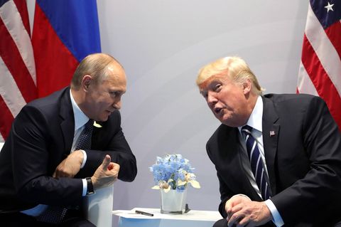 Wladimir Putin (links im Bild) redet mit Trump (rechts im Bild)