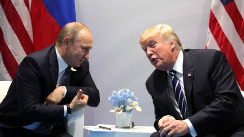 Wladimir Putin (links im Bild) redet mit Trump (rechts im Bild)
