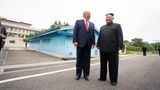 Donald Trump und Kim Jong Un stehen an der nordkoreanischen Grenze