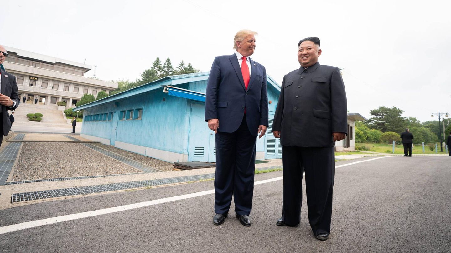 Donald Trump und Kim Jong Un stehen an der nordkoreanischen Grenze