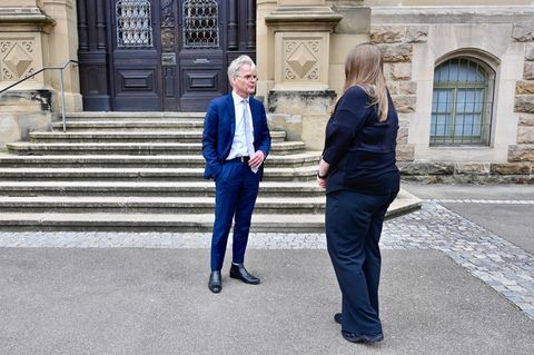 Tanja K. mit ihrem Anwalt vor dem Amtsgericht Tübingen. Die 35-Jährige klagt gegen ihren ehemaligen Psychotherapeuten, mit dem sie eine sexuelles Beziehung hatte