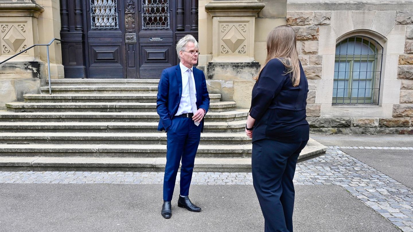 Prozess gegen Therapeut: Tanja K. mit ihrem Anwalt vor dem Amtsgericht Tübingen. Die 35-Jährige klagt gegen ihren ehemaligen Psychotherapeuten, mit dem sie eine sexuelles Beziehung hatte Tanja K. mit ihrem Anwalt vor dem Amtsgericht Tübingen. Die 35-Jährige klagt gegen ihren ehemaligen Psychotherapeuten, mit dem sie eine sexuelles Beziehung hatte