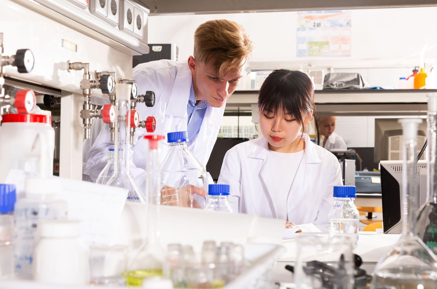 Chinesisch-Europäisches Forscherteam im Labor Manche deutsch-chinesische Forscherteams arbeiten an sogenannten "Dual-Use"-Technologien, die China für militärische Zwecke einsetzen könnte.