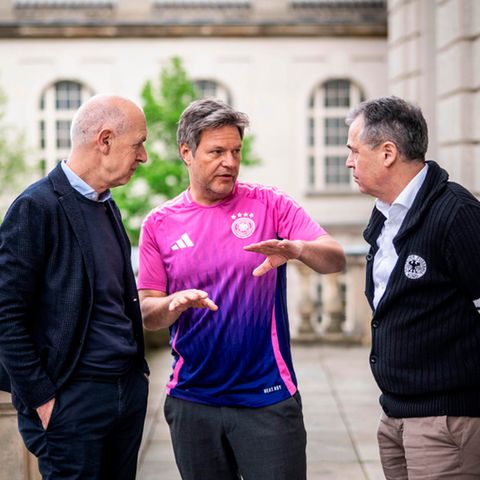 Wirtschaftsminister Robert Habeck mit DFB-Präsident Bernd Neuendorf (links) und DFB-Geschäftsführer Andreas Rettig