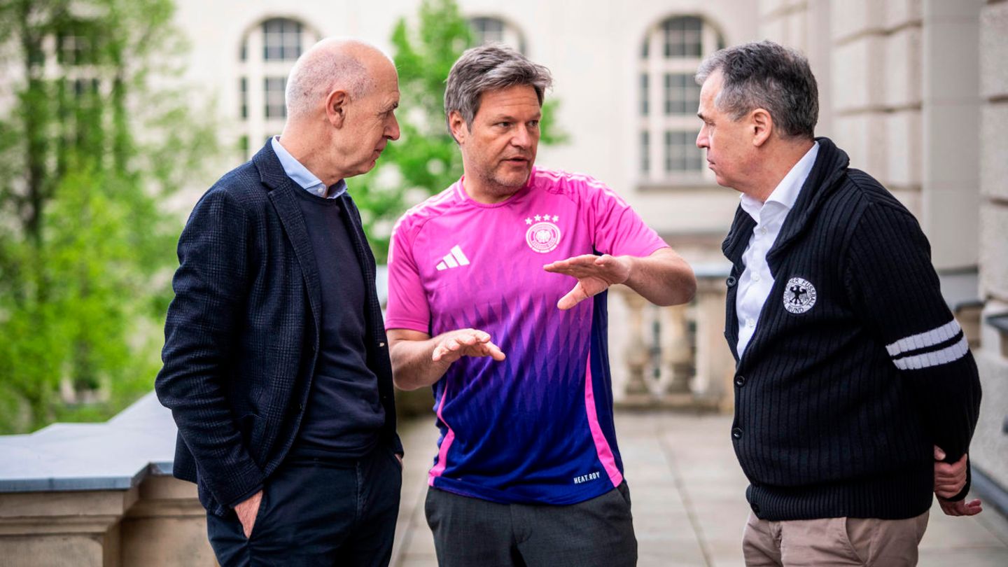 Wirtschaftsminister Robert Habeck mit DFB-Präsident Bernd Neuendorf (links) und DFB-Geschäftsführer Andreas Rettig