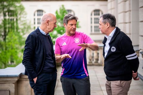 Wirtschaftsminister Robert Habeck mit DFB-Präsident Bernd Neuendorf (links) und DFB-Geschäftsführer Andreas Rettig
