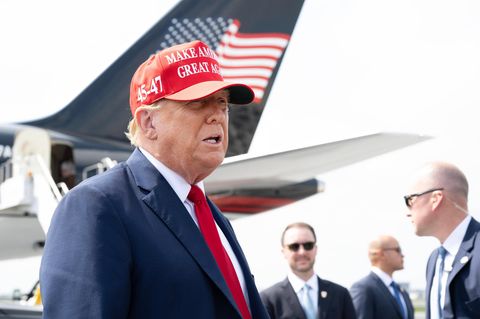 Donald Trump steht auf einem Flugfeld
