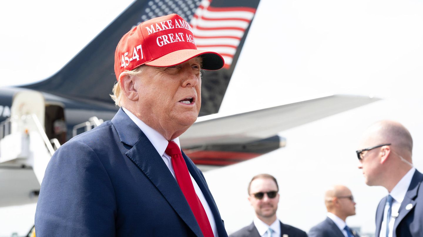 Donald Trump steht auf einem Flugfeld