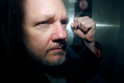 Julian Assange mit erhobener Faust