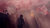 Nach dem Fußballspiel von Atlético Madrid gegen Borussia Dortmund stehen Polizisten Wache. Fans brennen Rauchfackeln ab.