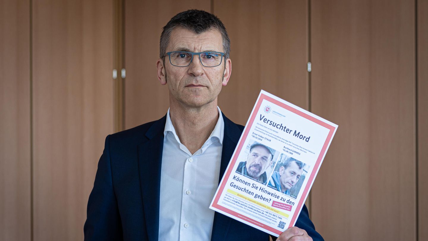 Der Präsident des Landeskriminalamts Niedersachsen, Friedo de Vries, hält ein Fahndungsplakat in der Hand