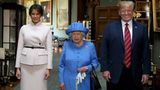 Melania Trump und Donald Trump posieren mit Queen Elizabeth II.