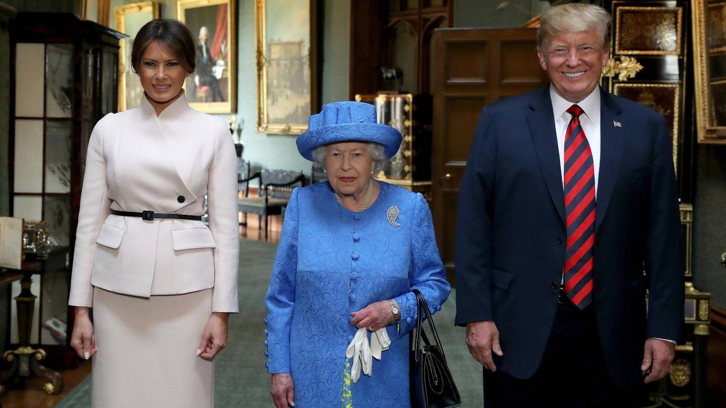 Melania Trump und Donald Trump posieren mit Queen Elizabeth II.