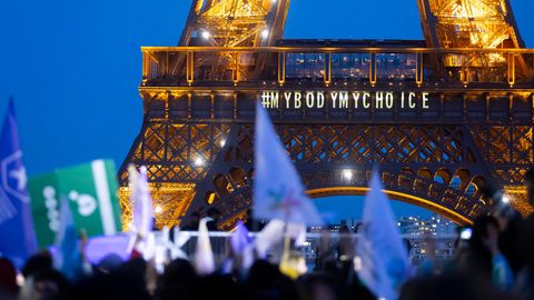 "My Body, my choice" – mein Körper, meine Entscheidung steht auf dem Eifelturm in Paris geschrieben