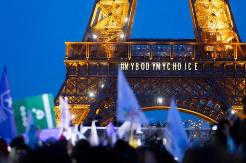 "My Body, my choice" – mein Körper, meine Entscheidung steht auf dem Eifelturm in Paris geschrieben