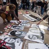Eine Demonstration für das Recht auf Abtreibung in Polen: Demonstrantinnen breiten Bilder von Frauen auf dem Weg aus