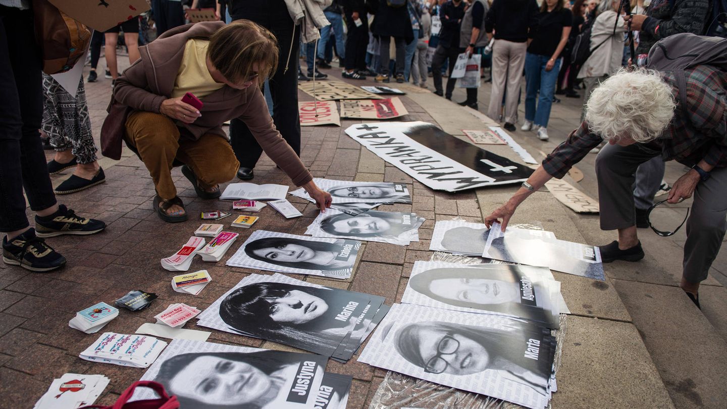 Polen Eine Demonstration für das Recht auf Abtreibung in Polen: Demonstrantinnen breiten Bilder von Frauen auf dem Weg aus