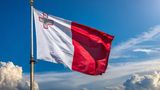 Die Flagge von Malta weht im Wind