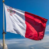 Die Flagge von Malta weht im Wind