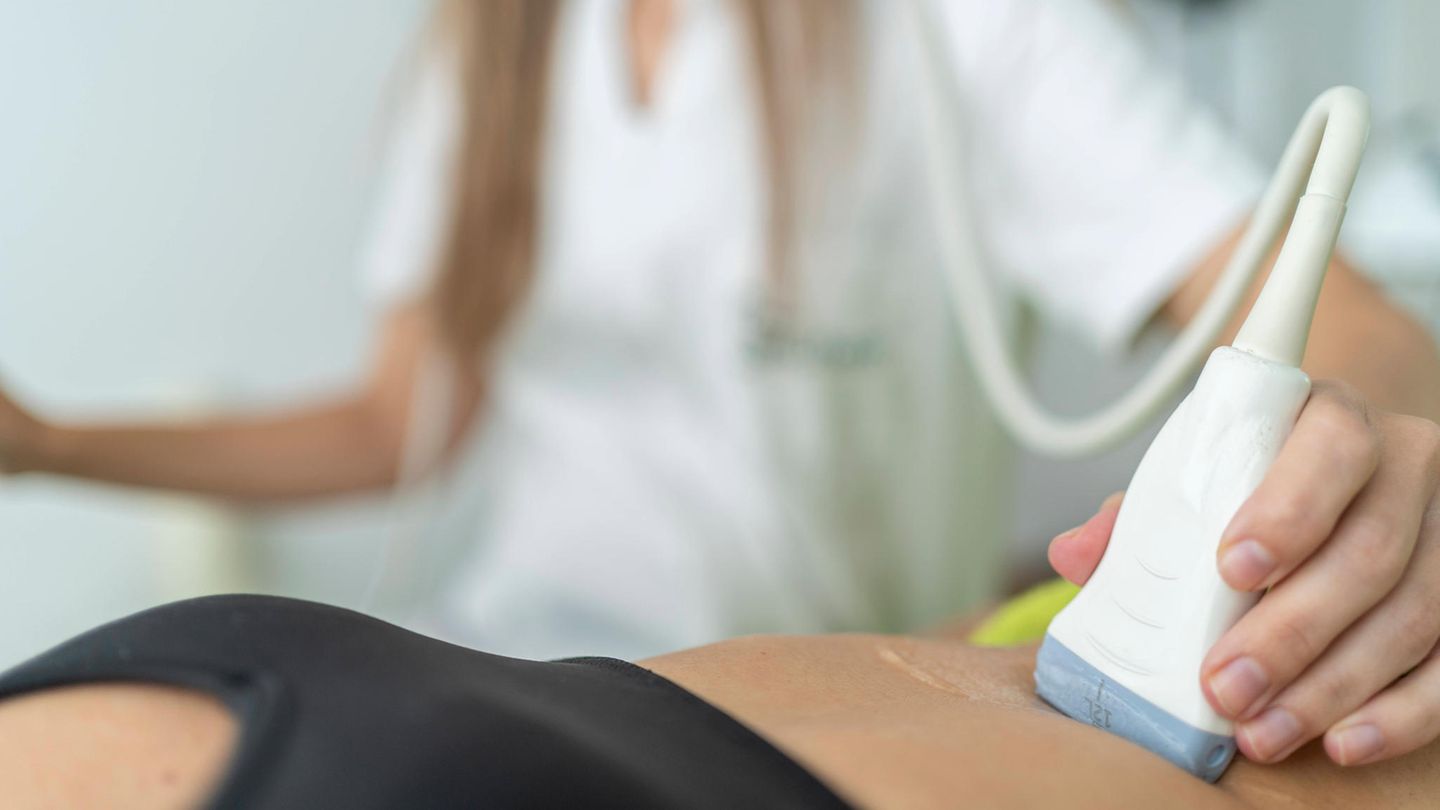 Ungarn Eine Gynäkologin untersucht eine Frau per Ultraschall