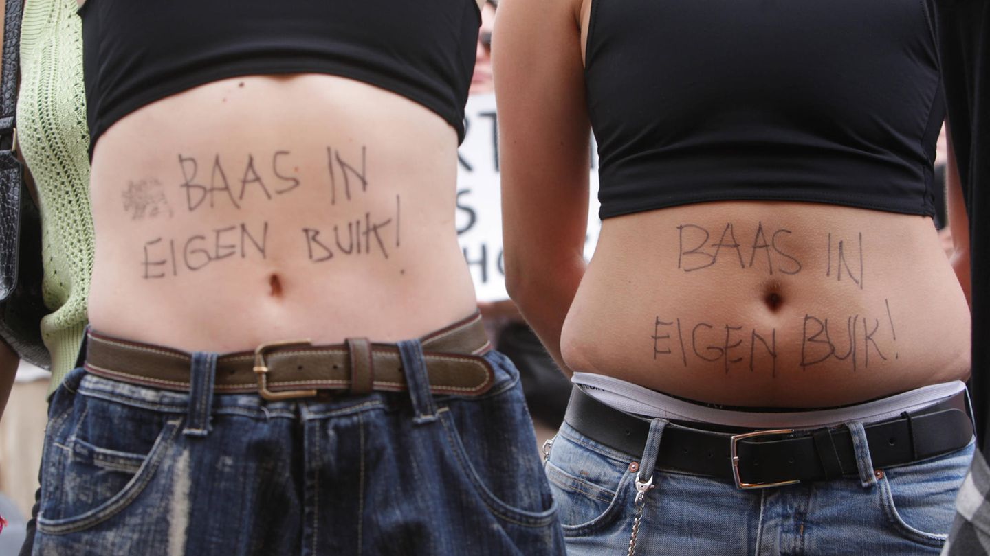 "Mach dir einen Kopf um deinen eigenen Bauch", schreiben Niederländerinnen auf ihre Bäuche