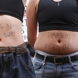 "Mach dir einen Kopf um deinen eigenen Bauch", schreiben Niederländerinnen auf ihre Bäuche