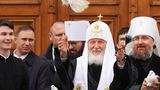 Der russische Patriarch Kyrill lässt eine Taube steigen
