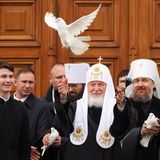 Der russische Patriarch Kyrill lässt eine Taube steigen