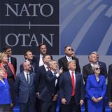 Die Staatsführer der NATO-staaten blicken gemeinsam in den Himmel
