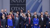 Die Staatsführer der NATO-staaten blicken gemeinsam in den Himmel