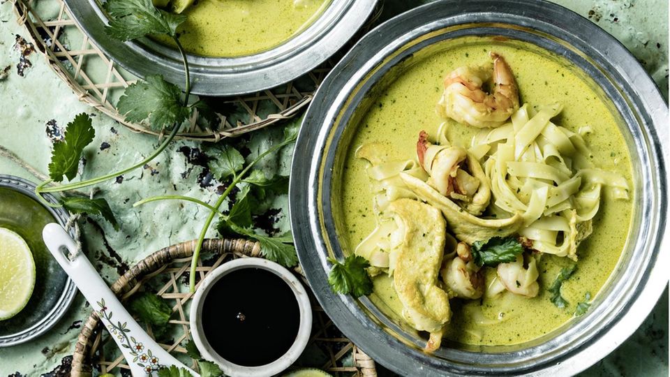 Laksa: Nudelsuppe auf Kokosbasis mit Chili